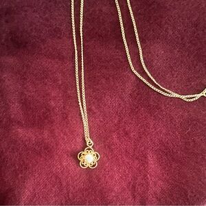 Vintage Delicate Gold Flower Pendant Necklace
